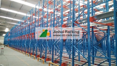 What is the signal coverage range of the radio control in radio shuttle racking?